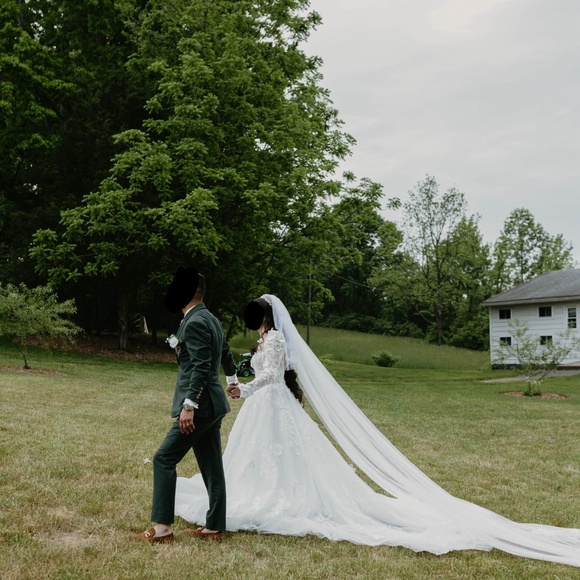 Wedding dress with 3D Flowers and Petticoat - Picture 5 of 10